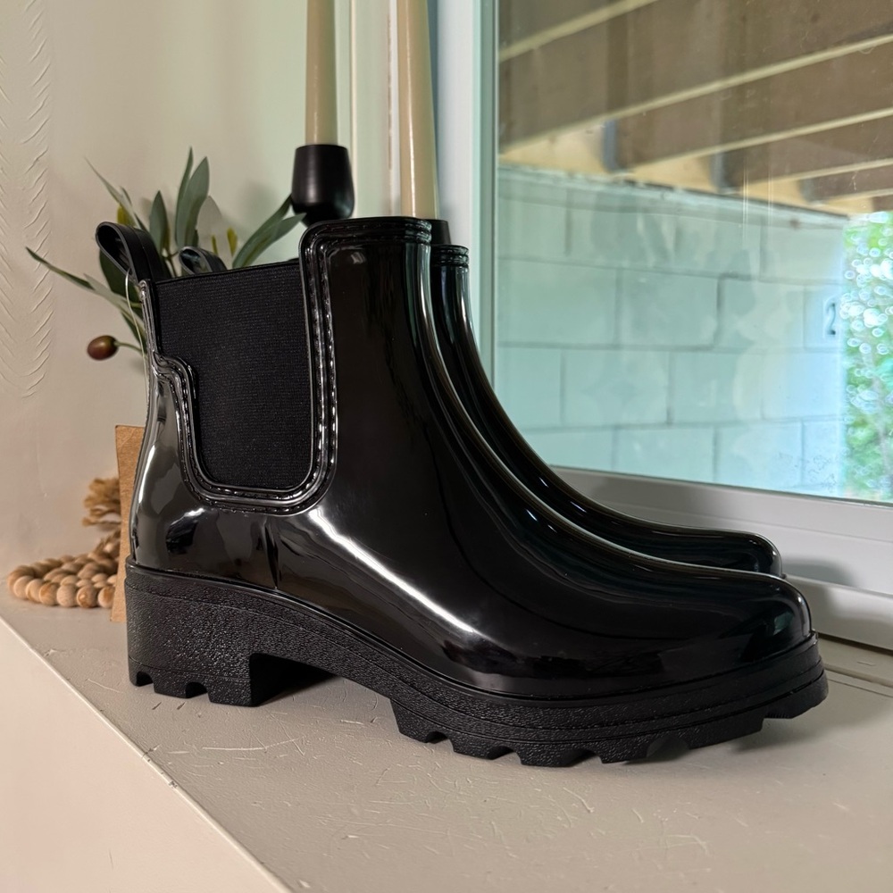Elements Women's Waterproof
Chelsea Rain Boot - NEW w Tags on